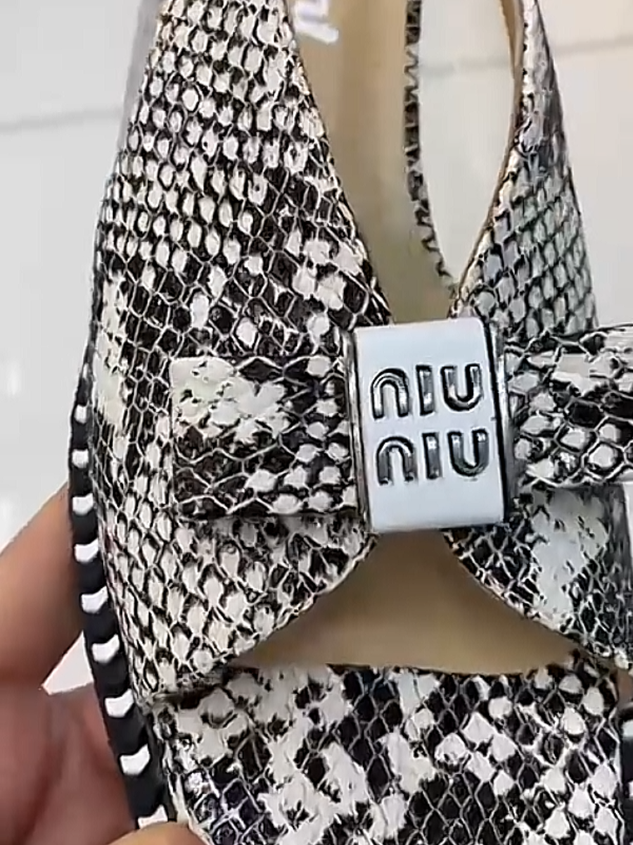 Stylish snake scale pattern thick heel sandals
