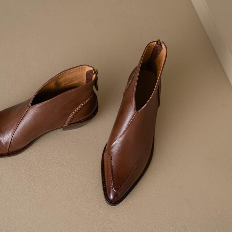 Retro leather pointed toe block heel boots