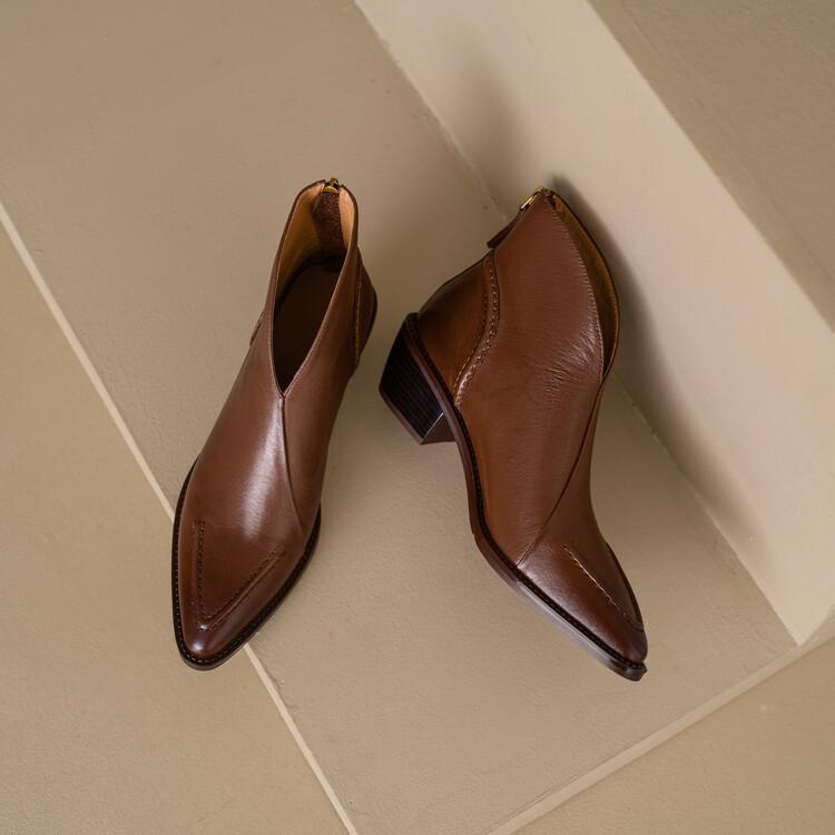 Retro leather pointed toe block heel boots