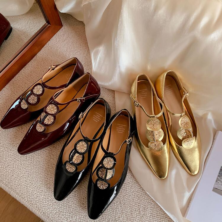 Stylish pearlescent floral pointed toe flat T-buckle leather shoes