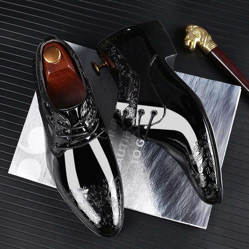 Stylish carved new shiny men's business formal leather shoes