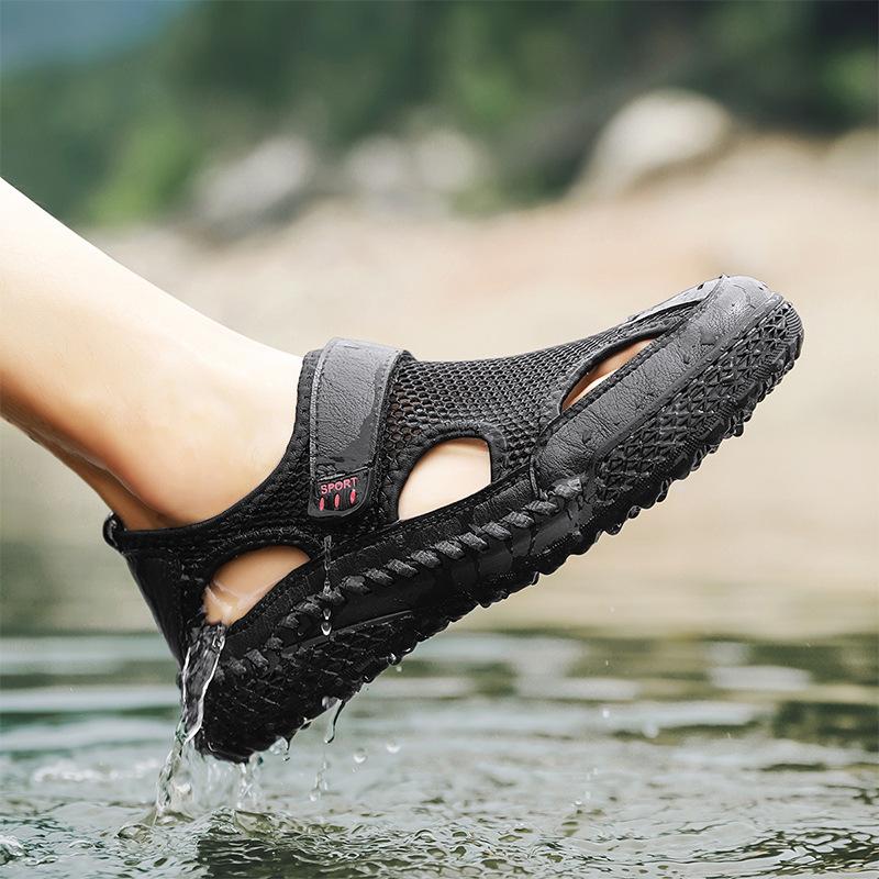 Stylish anti-collision sandals breathable and versatile outdoor beach shoes hollow mesh men's shoes