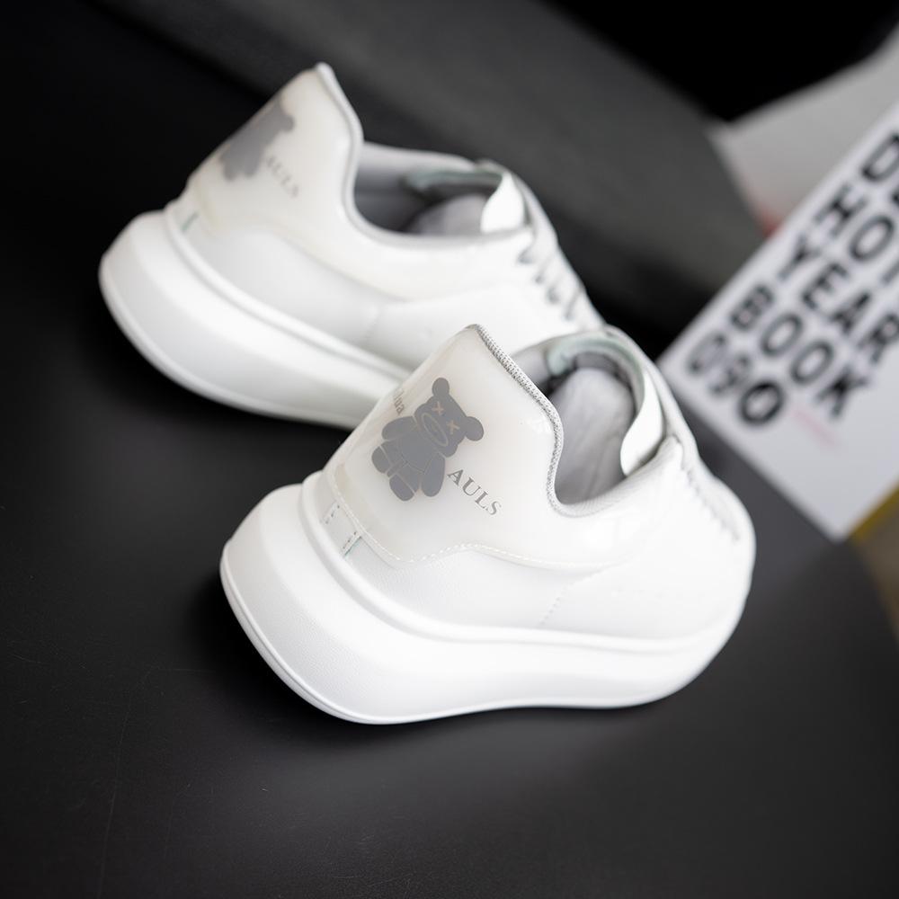 Trendy bear-print platform sneakers