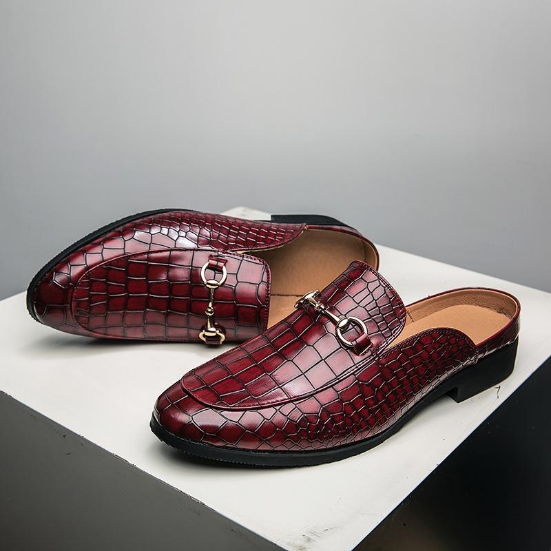 Trendy crocodile pattern leather shoes