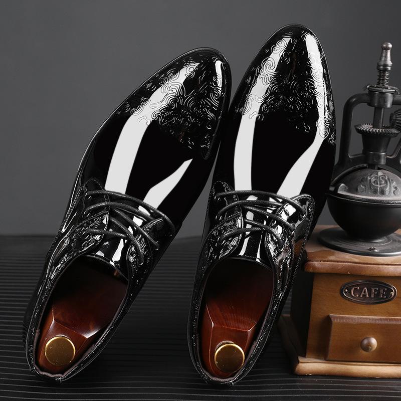 Stylish carved new shiny men's business formal leather shoes