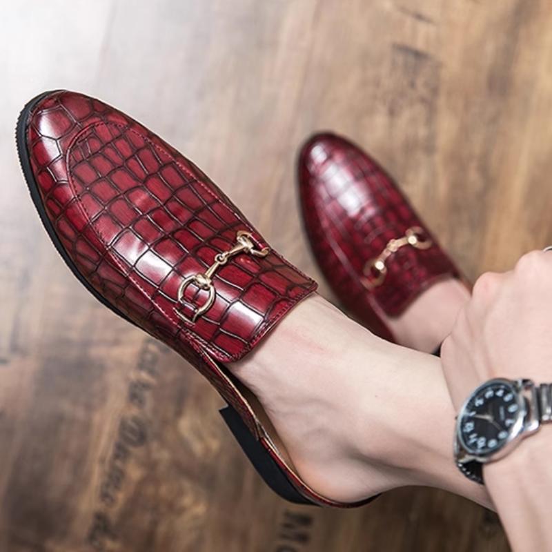 Trendy crocodile pattern leather shoes