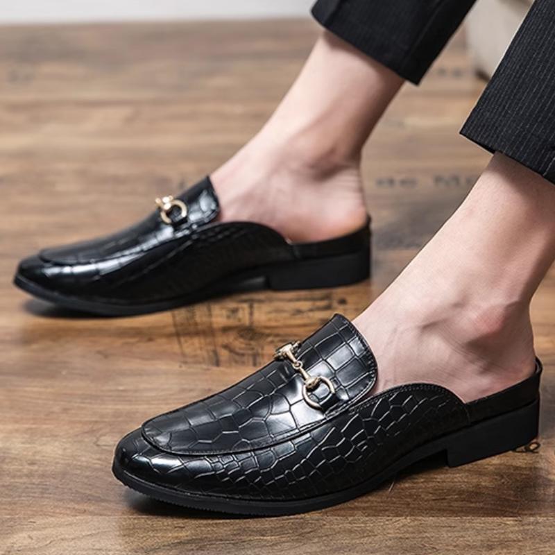 Trendy crocodile pattern leather shoes