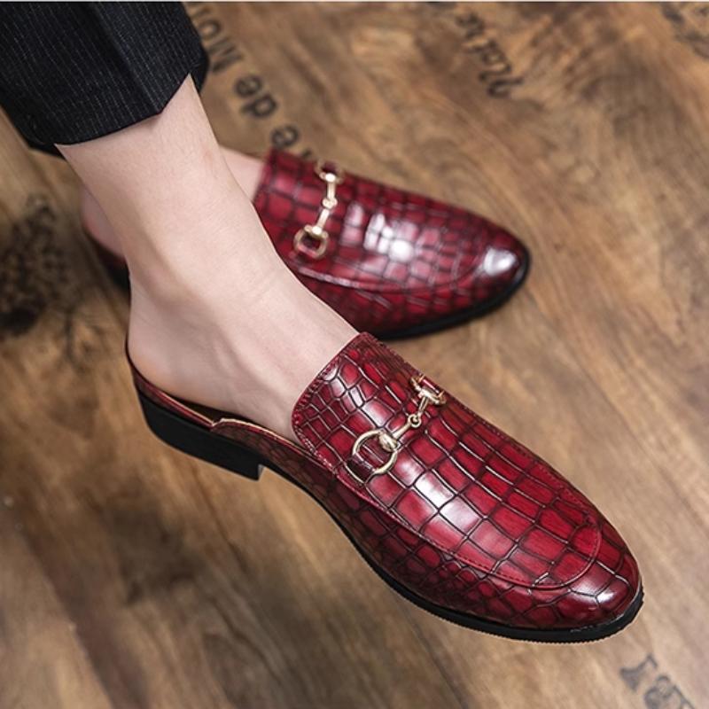 Trendy crocodile pattern leather shoes